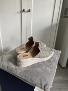 Klapki na koturnie