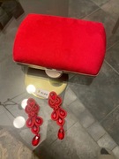 Idealny zestaw w namiętnej czerwieni kolczyki i kopertówka