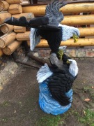 Rzeźba drewniana Orly walczące o rybę 