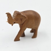 Rzeźbiony słoń z drewna miniaturowy figurka szczęścia 4 cm