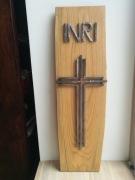 Krzyż stalowy na desce dębowej