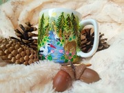 bociany i sarenka w baśniowym pejzażu ręcznie malowany kubek 270 ml.