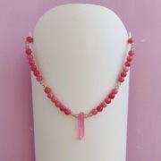 Naszyjnik rodonitów i kwarcu