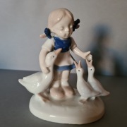 Figurka porcelanowa, dziewczynka z gąskami, sygnowana GDR LIPPELSDORF