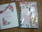 Zestaw prezentowy z imiennym planerem, notesem na lodówkę, kartą wysiewów 