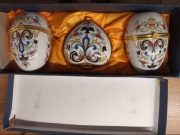 Zestaw porcelanowe jajo w stylu Faberge 2 szt i szkatułka