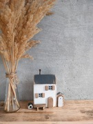 Drewniany domek biały dekoracja + dodatki