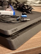PS4 Slim 1TB + pad + gra | bardzo dobry stan | cicha | 