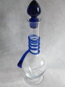 PIĘKNA KARAFKA  SZKLANA  Z KOBALTOWYM KORKIEM I SPIRALNA DEKORACJĄ