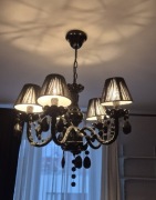 Czarna lampa z czarnymi kryształkami 