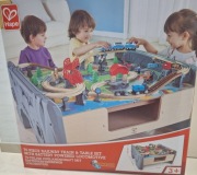 Tory drewniane z pociągami, miasto kolejka, stolik, kolejka,