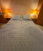 Łóżko z materacem, szafa, 2 szafki nocne, 2 komody