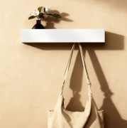 Biały wieszak ścienny z półką i  5 ukrytymi haczykami