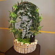 Stroik na  Wszystkich  Świętych kompozycja z Krzyżem i  świecą led .