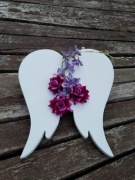 Kompozycja drewniane skrzydła na cmenatrz