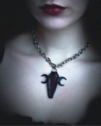 Gotycki Alternatywny Naszyjnik z Trumną i Czarnymi Księżycami 