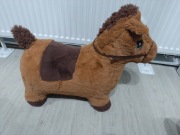 Skoczek pluszowy koń