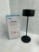 bezprzewodowa lampa stołowa LED marki TYEE