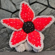 Szydełkowa maskotka Demogorgon z Stranger Things - handmade amigurumi