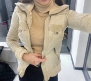 Skórzana krótka Bershka r. XS, S zapinana na zamek, zamsz naturalny beżowy