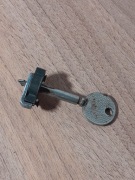 Stary zamek meblowy z kluczykiem 