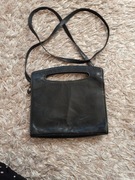 Czarna torebka listonoszka mała