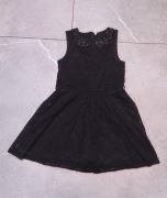 Elegancka czarna koronkowa sukienka kołnierz cekiny Wednesday Marks Spencer