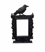 Gotycka ramka z krukiem – mroczna elegancja