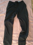 Spodnie chłopięce Guess.