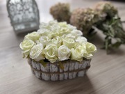 Piękny stroik dekoracja na grób Serce białe róże w korze