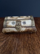 Szkatułka na biżuterię wykonana z kości 