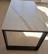 Stoły, stoliki z blatem kamiennym lub spiekiem kwarcowym