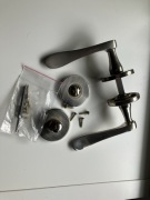 Klamka łyżeczka mosiądz + rozeta zamek WC kolor srebrny błysk chrom