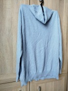 Błękitny sweter lub bluza z szerokim kominem 46