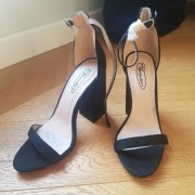 Czarne, zamszowe sandałki na obcasie