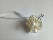 szpilka z perełką koniczynka ecru Komunia