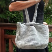 Jasnoszara torebka z pętelką