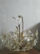 Żyrandol Glamour złoty z kwiatami średnica 45 cm