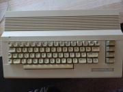 Commodore 64C z zasilaczem, magnetofonem i BlackBoxem