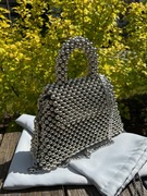 Srebrna torebka handmade z koralików – unikatowy dodatek