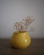 Żółty ceramiczny wazonik 