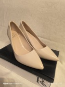 Czółenka lakierowane beżowe 39 RS 