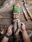 Rzeźba w drewnie człowiek gór leśny dziad zakapior drewno agroturystyka 