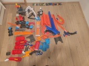 Duży zestaw torów Hot Wheels + 28 aut – wyrzutnie, zakręty, pętle