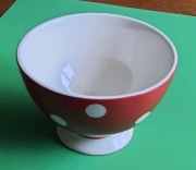 Czerwona miseczka w biale kropki Dejeuner sur l'herbe