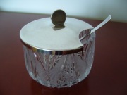 Kryształowa cukiernica z srebrną łyżeczką i srebrną pokrywką