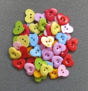 Guziki dekoracyjne kształt serca kolorowe 2x2,3cm 48szt