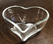Szklana miseczka vintage z grubego szkła , w kształcie serca