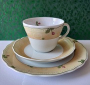 Eleganckie trio z różą z manufaktury Bavaria.