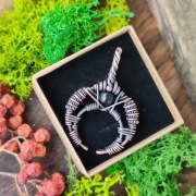 Miedziana lunula z turmalinem